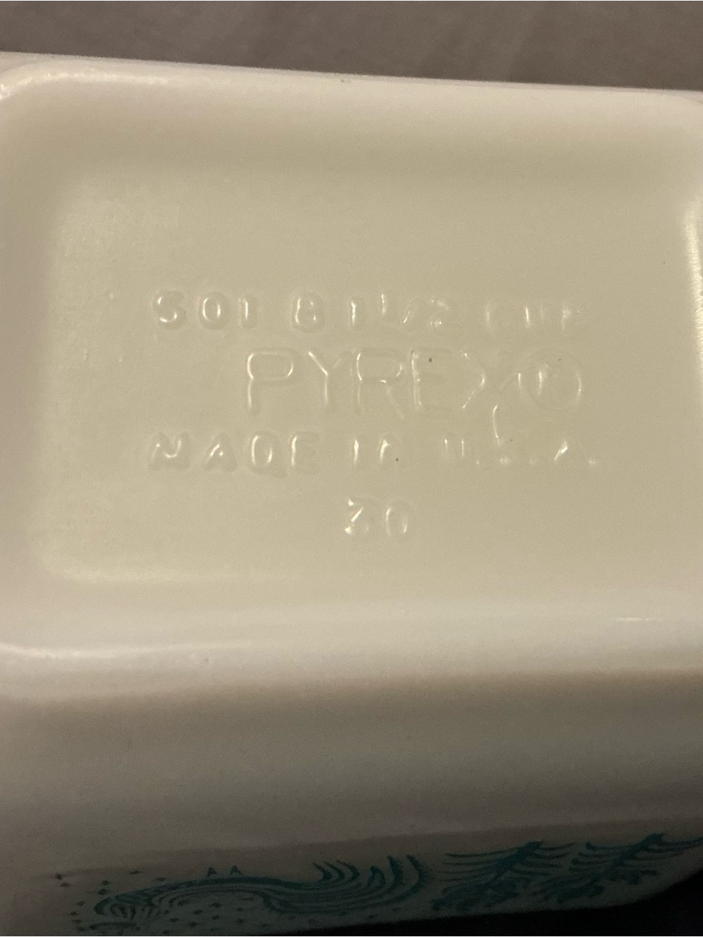 Vintage Pyrex Amish Butterprint Refrigerator Dish w/Lid - Picture 3 of 3